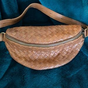 Hides woven leather belt bag